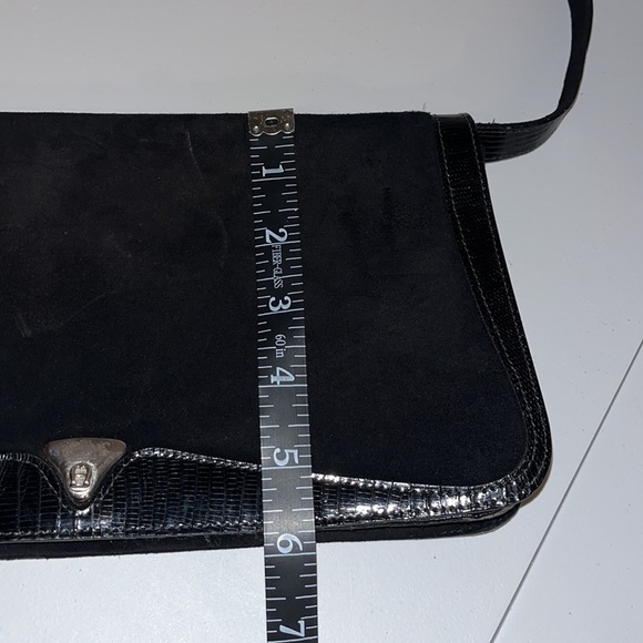 Etienne Aigner suede and leather shoulder with a flap front. Good condition - Picture 6 of 7